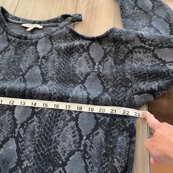 Express One Eleven Snake Skin Cold Shoulder Long Sleeve Gray Size Small - Picture 8 of 9